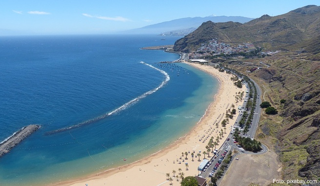 Am Strand Playa de Las Teresitas auf der Insel Teneriffa lässt es sich auch im Winter gut aushalten