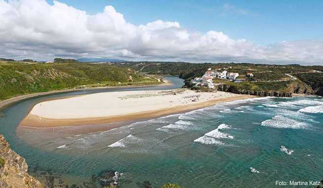 Der Strand von Odeceixe liegt auf einer Landzunge zwischen dem Atlantischen Ozean und dem Fluss Ribeira de Seixe Der Strand von Odeceixe liegt auf einer Landzunge zwischen dem Atlantischen Ozean und dem Fluss Ribeira de Seixe