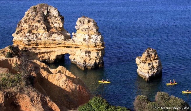 Bewegung statt Faulenzen: Die berühmte Felsküste Ponta da Piedade kann man auch aktiv kennenlernen