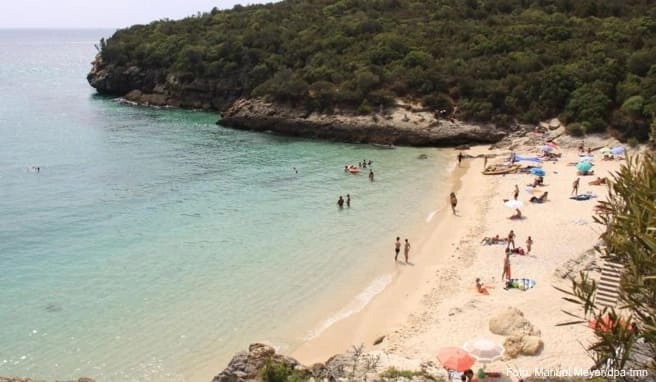 Naturstrände in der Bucht von Setúbal: Auch Baden ist in der Region südlich von Lissabon bestens möglich Naturstrände in der Bucht von Setúbal: Auch Baden ist in der Region südlich von Lissabon bestens möglich