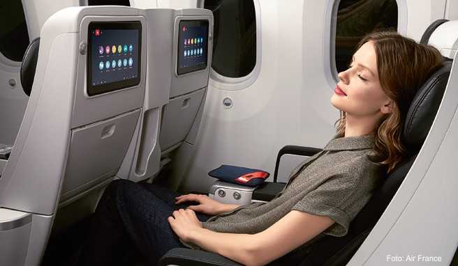 Eine Passagierin der Premium Economy von »Air France« genießt den größeren Sitzkomfort