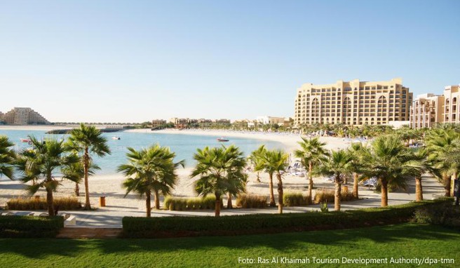 Badeziel im Winter: Ausblick vom Balkon des Hotels »DoubleTree by Hilton Resort & Spa« auf der künstlichen Insel Marjan Island