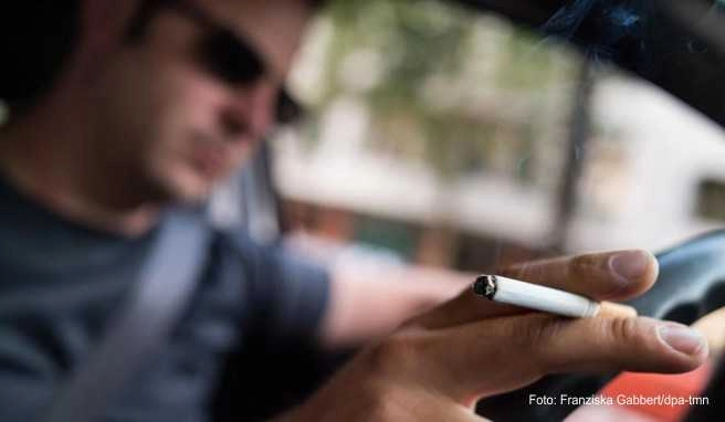 In einigen europäischen Ländern ist Rauchen am Steuer verboten, wenn Kinder mitfahren