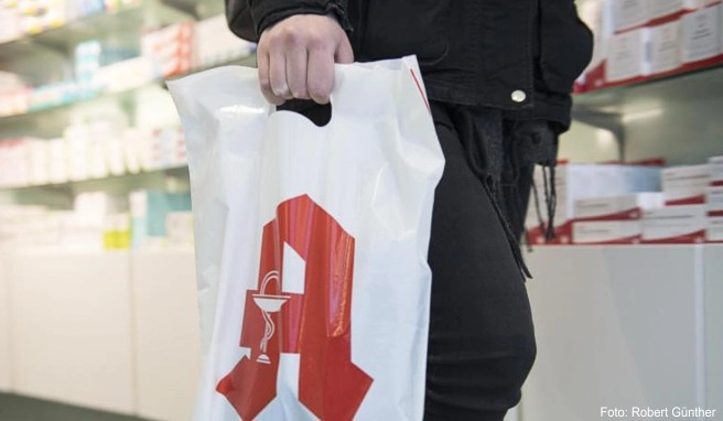 Vor dem Urlaub geht der Weg besser nochmal in die Apotheke. Denn manche Medikamente sind in anderen Ländern nicht verfügbar Vor dem Urlaub geht der Weg besser nochmal in die Apotheke. Denn manche Medikamente sind in anderen Ländern nicht verfügbar