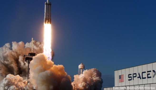 Die US-Unternehmen «Space Adventures» und SpaceX planen, bis Mitte 2022 Touristen ins Weltall zu schießen