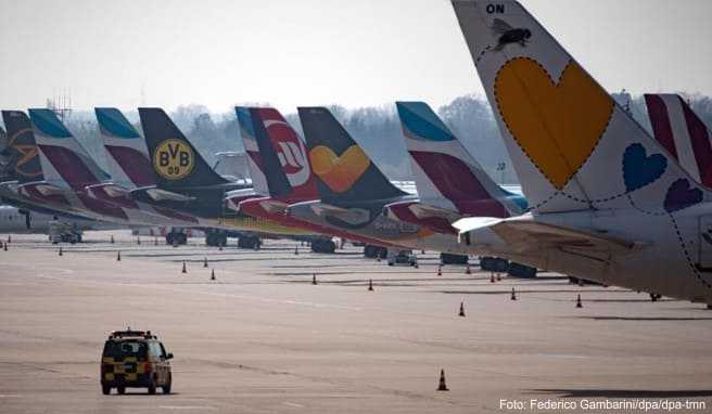 Geparkte Flugzeuge am Airport Düsseldorf - der Luftverkehr ist wegen Corona eingebrochen