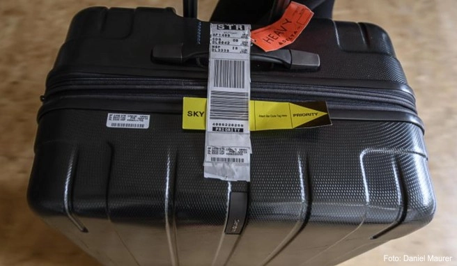 Eine konventionelle Gepäckbanderole an einem Rollenkoffer. Fluggesellschaften wollen Gepäckstücke künftig in der Banderole mit einem über Funkwellen lesbaren RFID-Chip versehen
