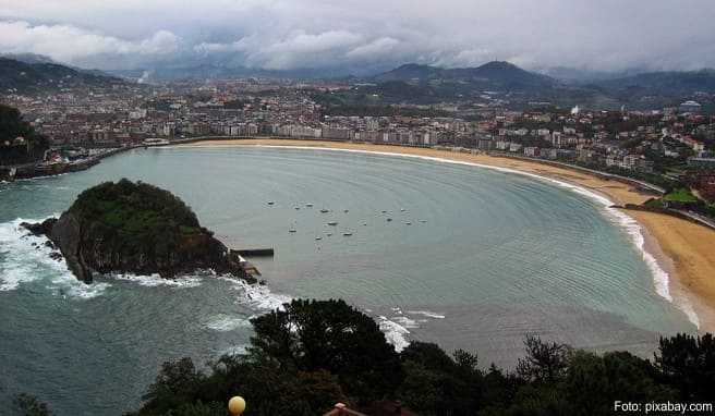 Ein Halbkreis wie gezeichnet: Die Bucht von San Sebastián vom Berg Igueldo aus gesehen. Experten sind sich einig: Dies ist einer der schönsten Stadtstrände der Welt