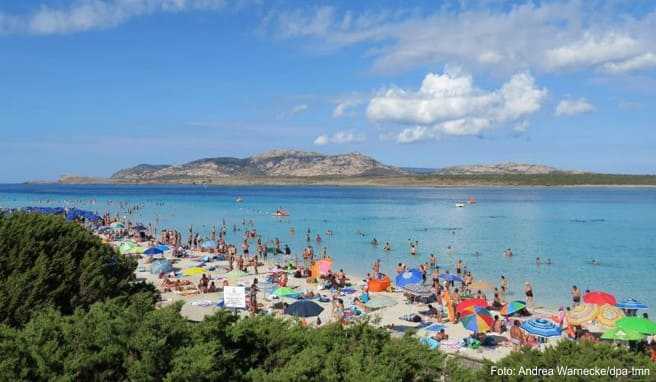 Ein bekanntes Ziel auf Sardinien: Am Strand von La Pelosa soll die Zahl der Besucher auf 1500 am Tag begrenzt werden
