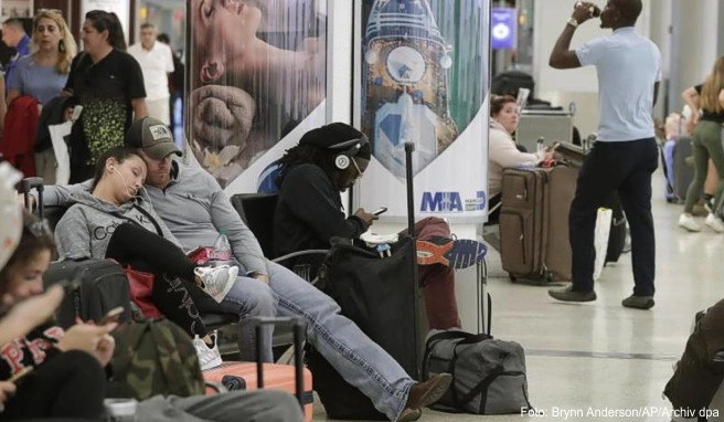 Weil Mitarbeiter der Transportsicherheitsbehörde TSA zu Hause bleiben, sollten Reisende längere Wartezeiten am Flughafen einplanen Weil Mitarbeiter der Transportsicherheitsbehörde TSA zu Hause bleiben, sollten Reisende längere Wartezeiten am Flughafen einplanen
