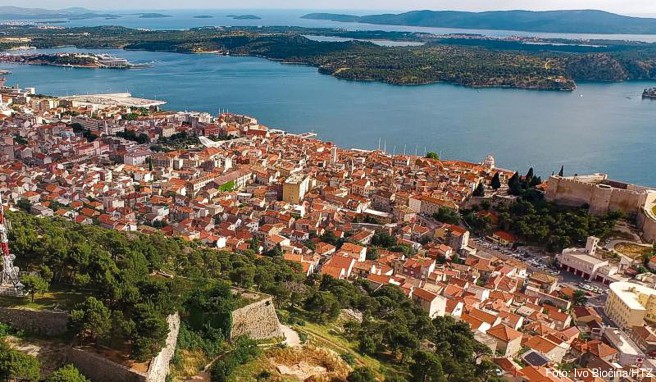 Sibenik liegt malerisch am Wasser. Besonders sehenswert ist die mittelalterliche Altstadt mit der Kathedrale Sv. Jakov