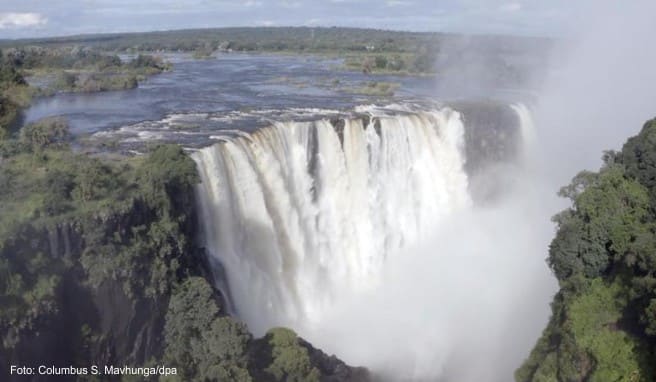 Viel Wasser fließt durch die Victoriafälle. Die angeblich ausgetrockneten Victoria-Wasserfälle werden von Wasser überströmt, doch der Tourismus bleibt wegen der Pandemie aus