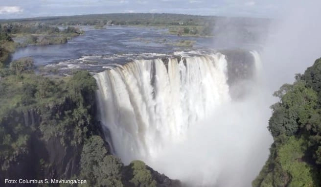 Viel Wasser fließt durch die Victoriafälle. Die angeblich ausgetrockneten Victoria-Wasserfälle werden von Wasser überströmt, doch der Tourismus bleibt wegen der Pandemie aus Viel Wasser fließt durch die Victoriafälle. Die angeblich ausgetrockneten Victoria-Wasserfälle werden von Wasser überströmt, doch der Tourismus bleibt wegen der Pandemie aus