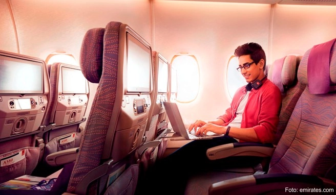 Bei den Billigfliegern müssen sich die Passagiere mit sehr viel weniger Beinfreiheit begnügen als bei den Linienfliegern. Im Bild: Economy-Class von Emirates