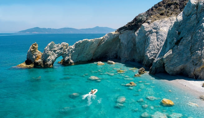 Ein Boot vor den bizarren Felsen am Lalaria Beach auf Skíathos Ein Boot vor den bizarren Felsen am Lalaria Beach auf Skíathos