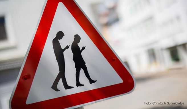 »Smombies« ist ein Kunstwort für Smartphone und Zombie und symbolisiert Menschen, die ständig mit dem Blick auf das Smartphone über die Straßen laufen