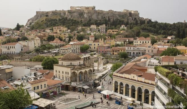 Athener Stadtteil Monastiraki mit Akropolis im Hintergrund - Griechenland will sich im Mai wieder vollständig für den Tourismus öffnen