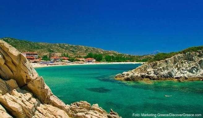 Windgeschützte Felsenbucht: Kalamitsi ist ein Badeort im Süden der Sithonia