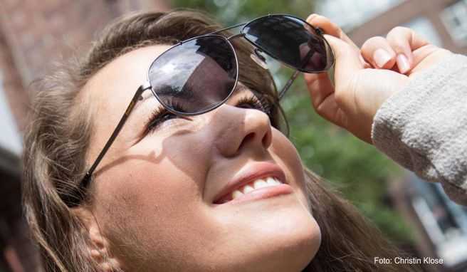 Wer im Urlaub eine Sonnenbrille kauft, sollte auf ausreichenden UV-Schutz und gut verarbeitete Gläser achten