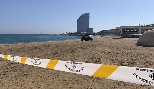 Am Playa de Sant Sebastià in Barcelona wurde ein möglicher Sprengsatz im Meer gefunden. Die Polizei hat den Strand vorübergehend gesperrt
