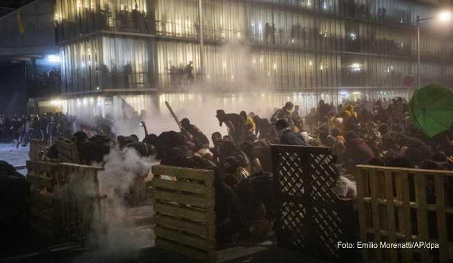 Bei Protesten Tausender Unabhängigkeitsbefürworter am Flughafen von Barcelona ist es zu Zusammenstößen mit der Polizei gekommen