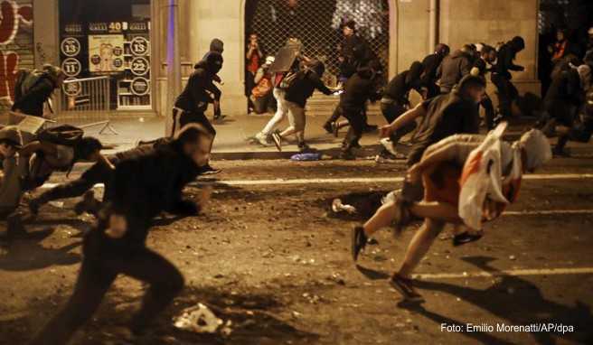 Generalstreik in Katalonien  Flugausfälle und blockierte Straßen in Barcelona