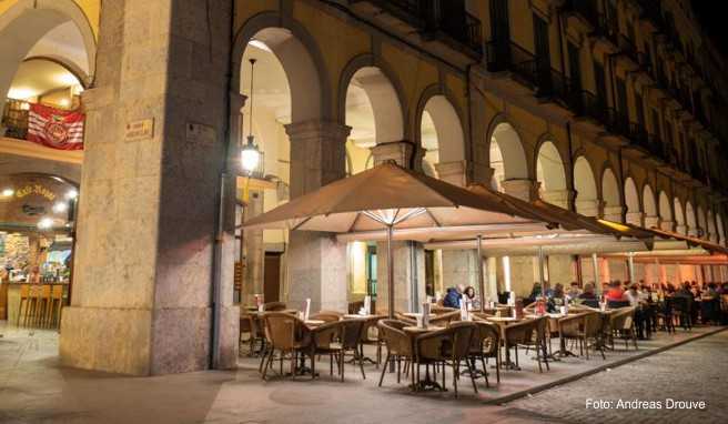 Auf dem Platz Independència in Girona geht es abends auf den Restaurantterrassen in den Arkaden stimmungsvoll zu