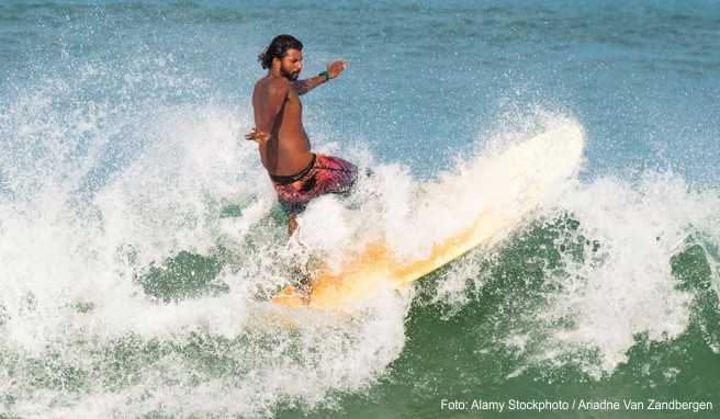 Surfer in der Arugam Bay. Der Strand an der Ostküste ist der beste Surf-Spot Sri Lankas