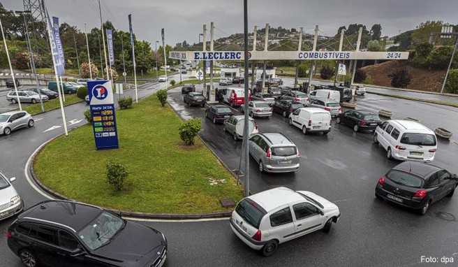 Wegen eines Streiks wird an den Tankstellen in Portugal das Benzin knapp. Pkw-Fahrer dürfen daher nur noch 25 Liter tanken