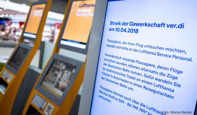 Weil Verdi zum Warnstreik aufgerufen hat, streicht die Lufthansa zahlreiche Flüge. Betroffene Passagiere können ihr Ticket in einen Reisegutschein der Deutschen Bahn umtauschen.