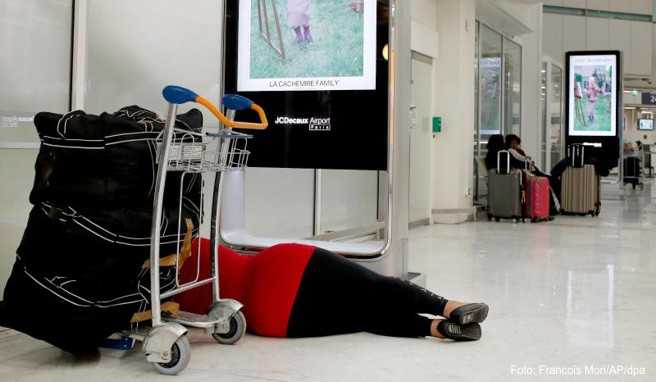 Ein Passagier schläft am Flughafen Orly