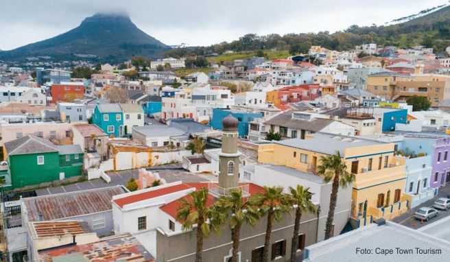 In Bo-Kaap siedelten sich einst viele freigelassene Sklaven an. Heute ist das Viertel für seine bunten Häuser und die Aussicht auf den Tafelberg bekannt