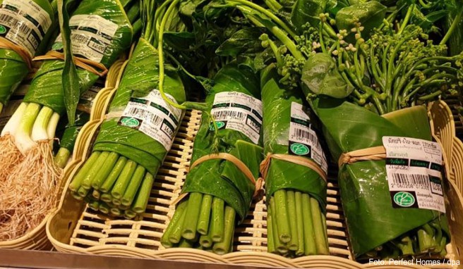 Im thailändischen Supermarkt «Rimping» wird das Gemüse wie in alten Zeiten in Bananenblätter gewickelt. Das macht eine Verpackung aus Plastik überflüssig