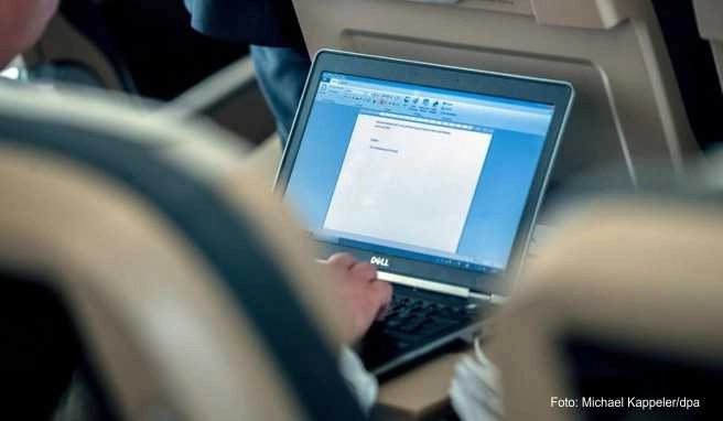 Während des Fluges am Laptop arbeiten zu können, ist vor allem für Geschäftsreisende wichtig. Noch sind die Bandbreiten jedoch gering und die Gebühren hoch Während des Fluges am Laptop arbeiten zu können, ist vor allem für Geschäftsreisende wichtig. Noch sind die Bandbreiten jedoch gering und die Gebühren hochh