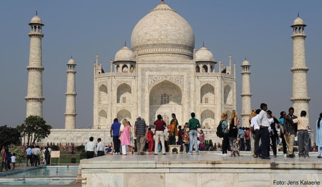 Der Taj Mahal in Agra ist eine der bekanntesten Attraktionen in Indien. Das Grabmal lockt pro Jahr gut sieben Millionen Besucher an