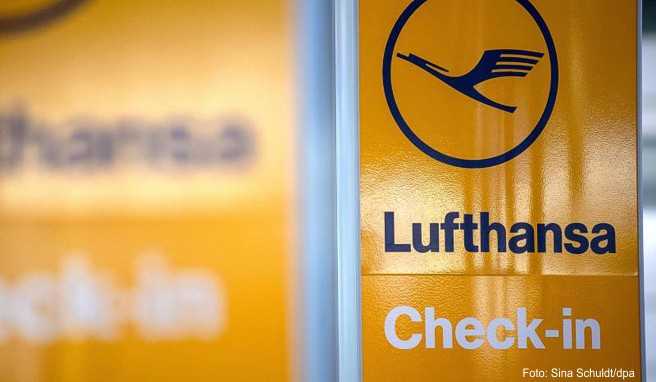 Schilder weisen auf den Lufthansa Check-in hin