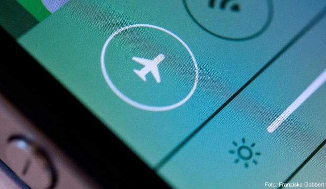 Telefon im Flieger  Mehrheit will im Flugzeug keine Smartphones