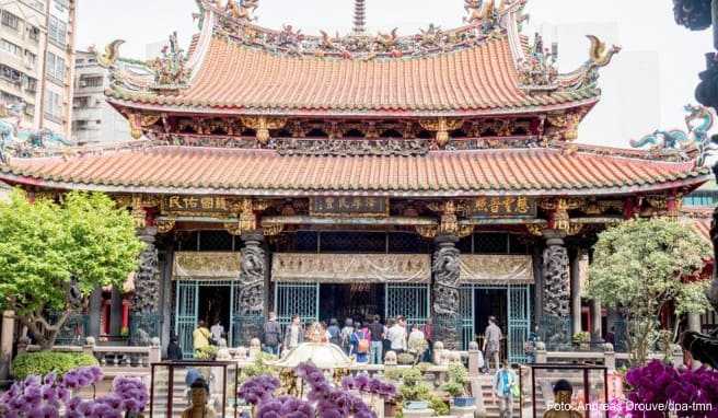 Mitten in der City: An den Manka-Longshan-Tempel in Taiwans Hauptstadt Taipei grenzen Wohnblocks