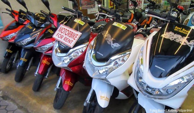 Im Thailand-Urlaub lockt die Ausfahrt mit einem Roller oder Motorrad - man braucht jedoch immer einen gültigen Führerschein
