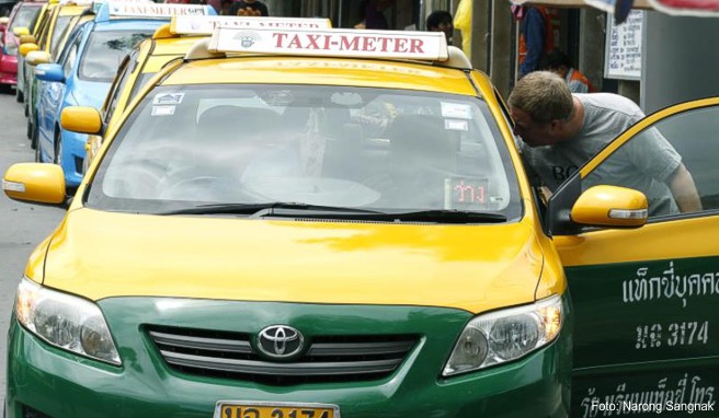 Das Taxifahren in Bangkok soll teurer werden. Künftig soll in Thailands Hauptstadt für die ersten beiden Kilometer ein Grundpreis von 40 thailändischen Baht fällig werden, umgerechnet etwas mehr als ein Euro