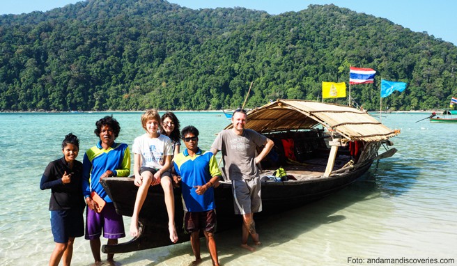 Thailand-Reisende übernachten in Gastfamilien und unternehmen Schnorchel- und Bootsausflüge