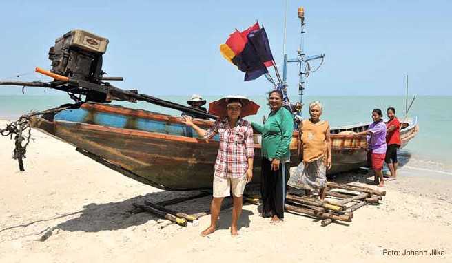 Fischerfamilie am Strand von Khanom bei den Vorbereitungen für den nächtlichen Fang