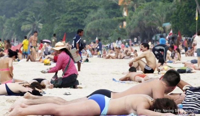Thailand-Touristen, hier am Strand von Phuket, können nun nicht mehr auf der Ferieninsel Ko Similan übernachten