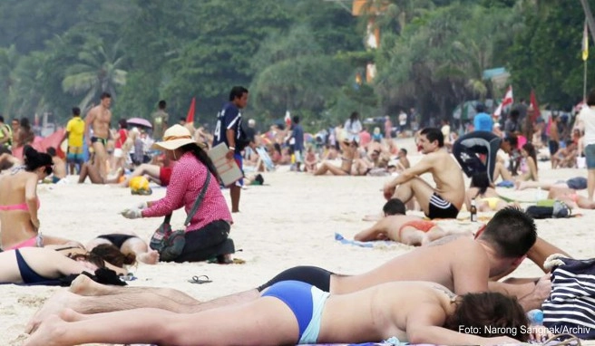 Thailand-Touristen, hier am Strand von Phuket, können nun nicht mehr auf der Ferieninsel Ko Similan übernachten Thailand-Touristen, hier am Strand von Phuket, können nun nicht mehr auf der Ferieninsel Ko Similan übernachten