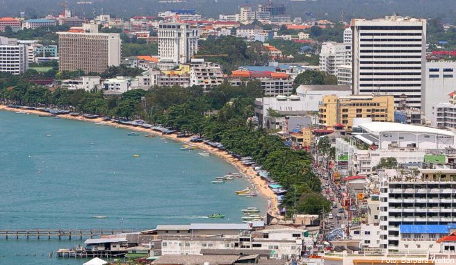 Viele Touristen kommen nicht nur wegen des langen Sandstrandes nach Pattaya Beach. So mancher sucht hier auch ein Sex-Abenteuer