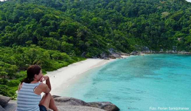 Günstig nach Thailand reisen und vor den Similan Inseln tauchen. Die Andamanensee ist ein Paradies für Taucher.