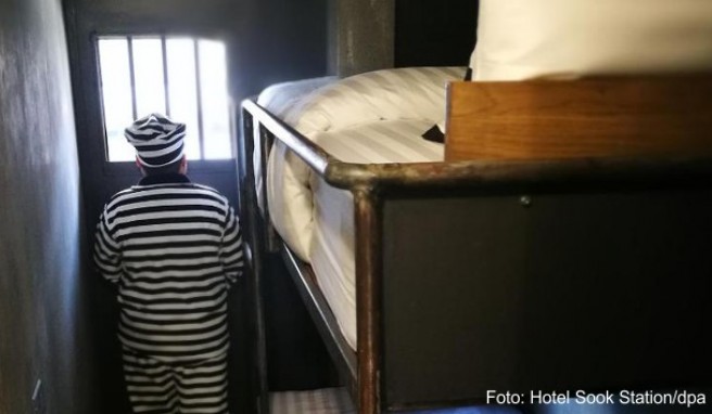 Thailand Touristen übernachten in Gefängniszellen