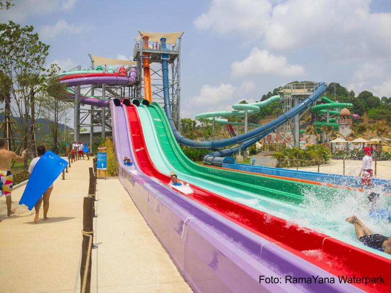 Thailand  Neuer Wasserpark mit 21 Rutschen bei Pattaya