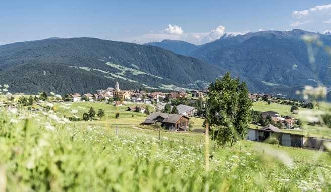 Blick auf das malerische Dorf Meransen Blick auf das malerische Dorf Meransen