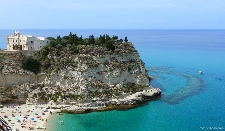 Tropea mit Blick auf die auf einem Kreidefelsen